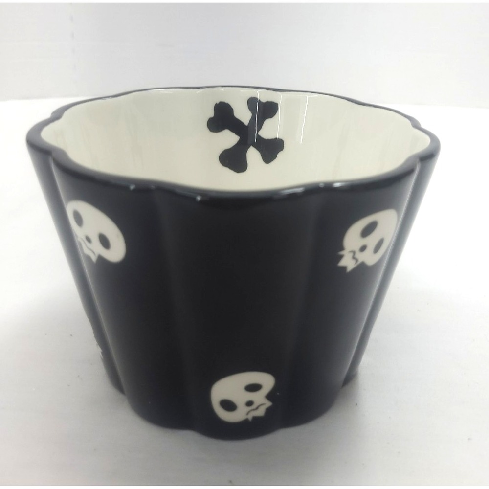 Small Skull and Crossbones Candy Dish 6" Acrosa